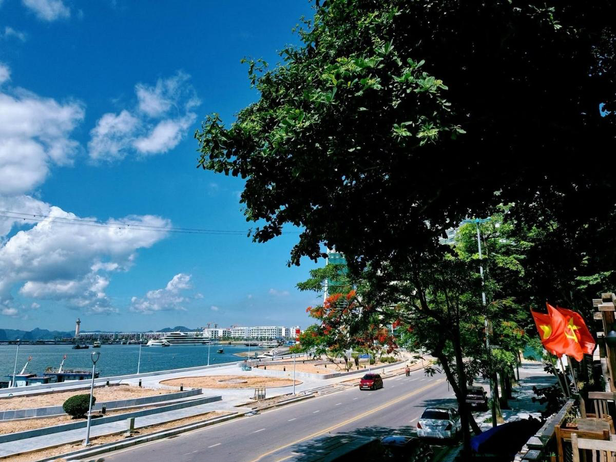 Đi bộ là phương án dành cho nhóm bạn trẻ, cặp đôi, du khách ít hành lý và muốn cảm nhận không khí biển Bãi Cháy (Nguồn: Sưu tầm)
