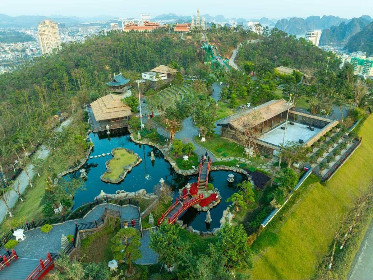 Sau khi đến đồi Ba Đèo, du khách có thể tiếp tục tham quan các không gian cảnh quan và trải nghiệm Vòng quay Mặt Trời Sun Wheel (Nguồn: Sưu tầm)
