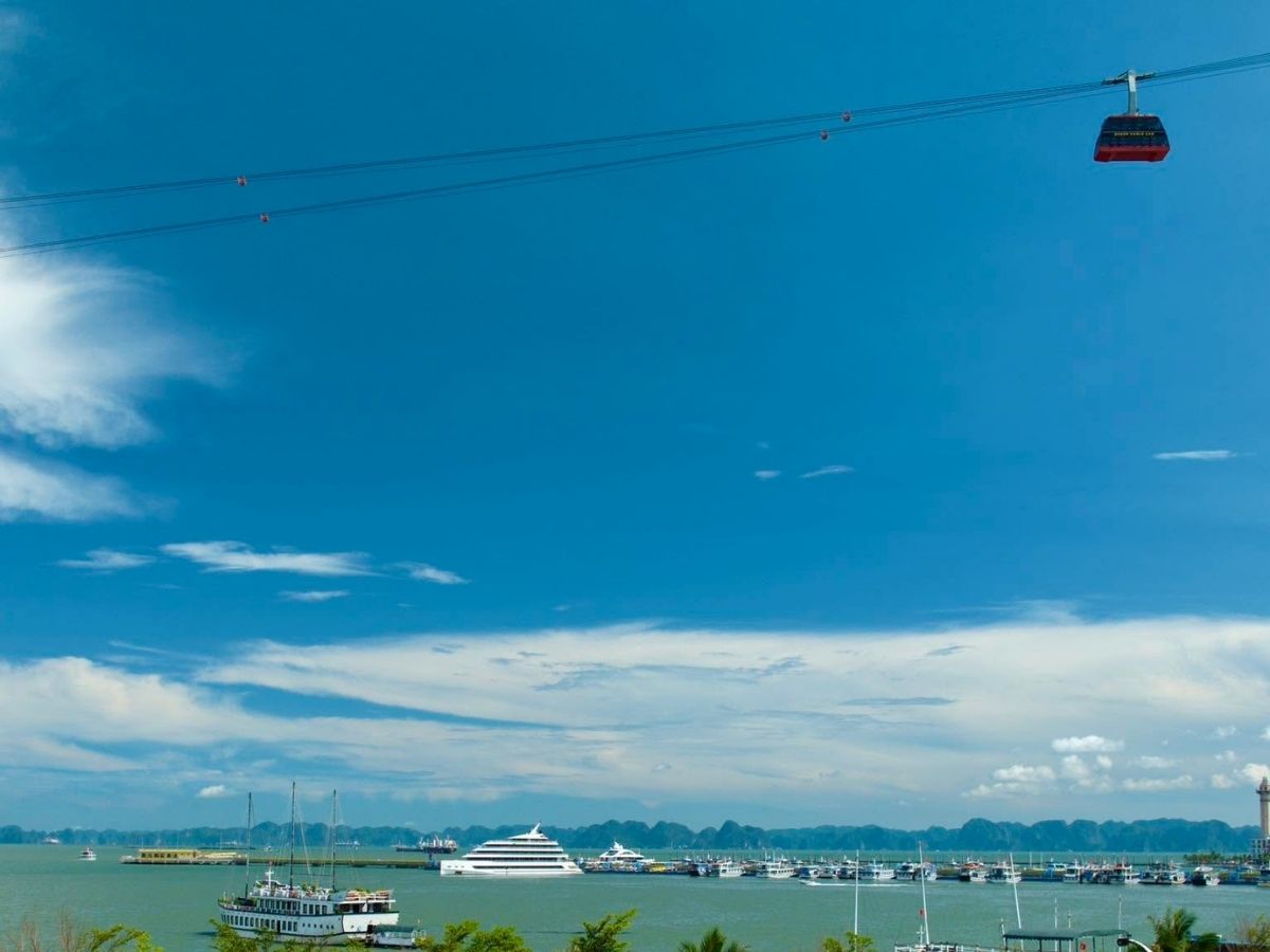 Hành trình của cáp treo Nữ Hoàng đưa du khách băng qua eo biển Cửa Lục, mở ra góc nhìn rộng về vịnh Hạ Long và cầu Bãi Cháy (Nguồn: Sưu tầm)