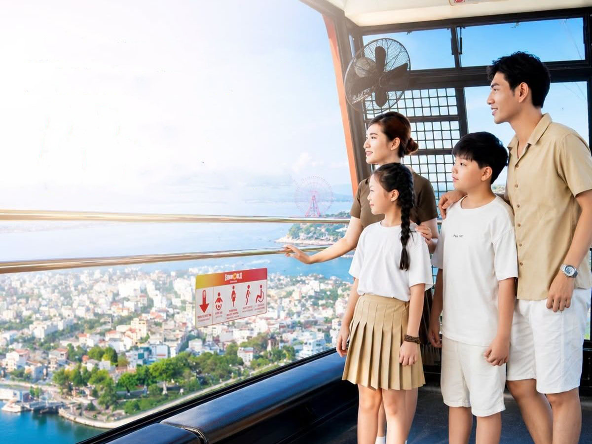 Nếu muốn ngắm cảnh và chụp ảnh thuận lợi, du khách nên ưu tiên vị trí sát cửa kính hướng ra vịnh Hạ Long hoặc cầu Bãi Cháy (Nguồn: Sưu tầm)