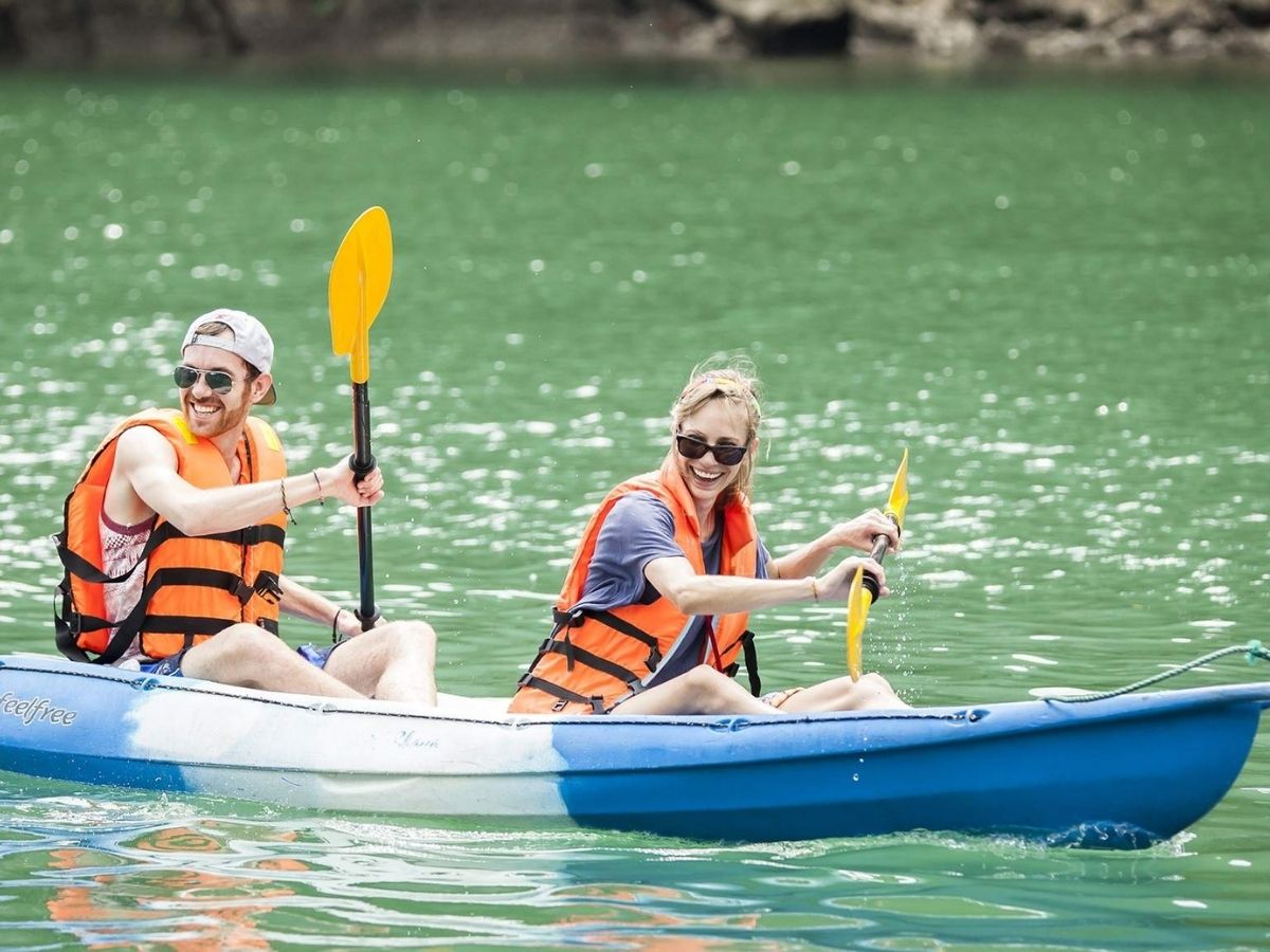 Đối với các hoạt động vận động nhiều như chèo kayak hoặc khám phá hang động, sự thoải mái và an toàn nên được ưu tiên hàng đầu