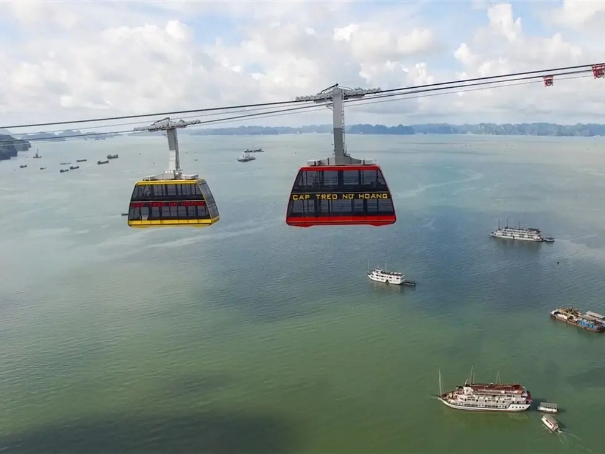Điểm dừng chân đầu tiên là Sun World Ha Long, quần thể vui chơi giải trí nổi bật với hệ thống cáp treo Nữ Hoàng