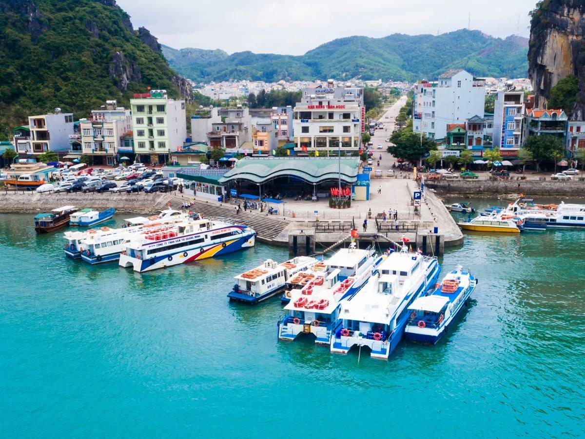 Từ Hà Nội, du khách di chuyển theo tuyến cao tốc đến cảng Cái Rồng, đặc khu Vân Đồn, tỉnh Quảng Ninh.