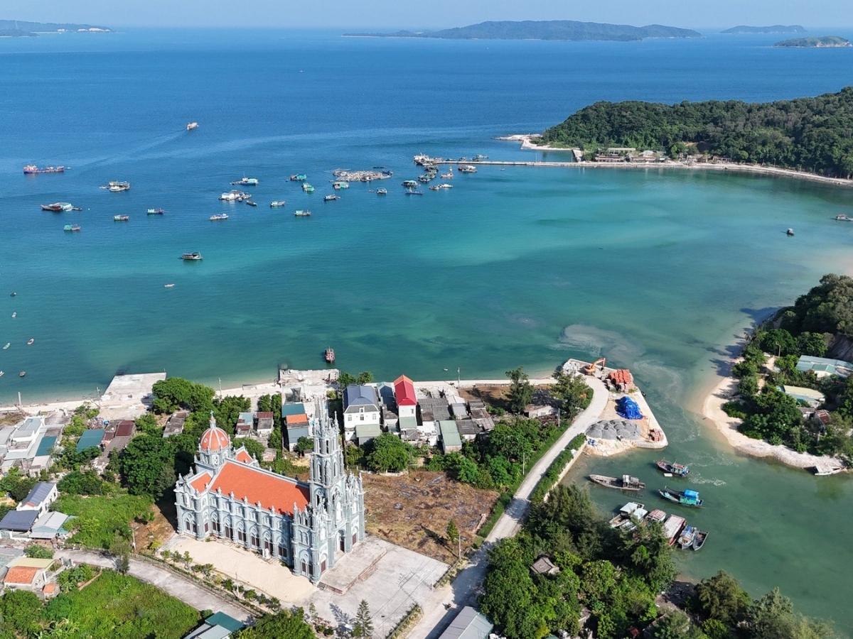 Đảo Thanh Lân Quảng Ninh hấp dẫn bởi vẻ đẹp nguyên sơ và những trải nghiệm gần gũi với thiên nhiên