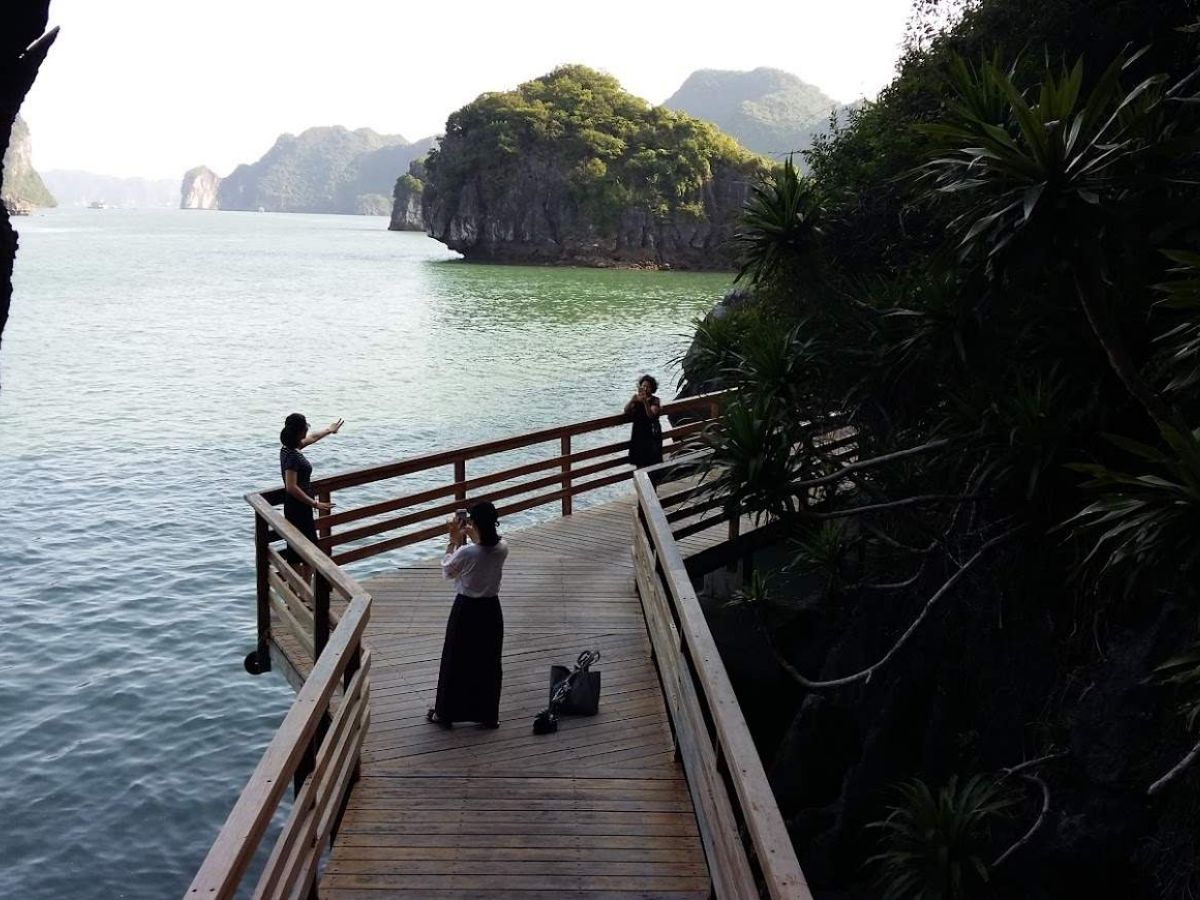 Đảo Soi Sim Hạ Long thường nằm trong lịch trình của nhiều tuyến tham quan Vịnh Hạ Long.