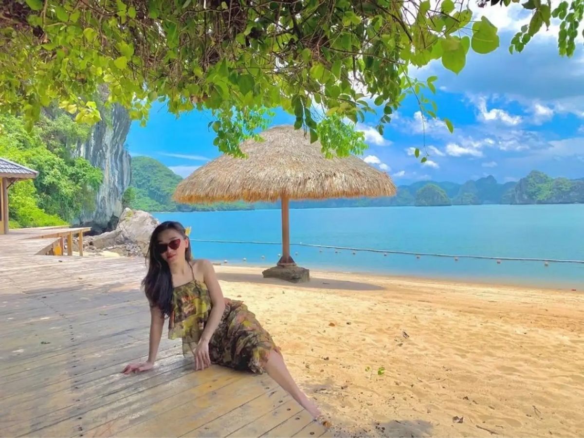 Để tham quan đảo Soi Sim Hạ Long, du khách cần mua vé tham quan Vịnh Hạ Long tuyến số 2, bởi đây là tuyến có lịch trình ghé đảo Soi Sim