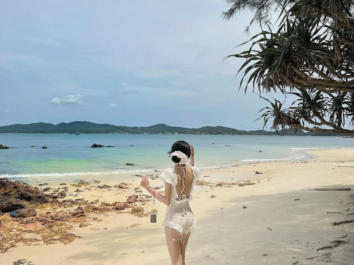 Nhắc đến những điểm chụp ảnh đẹp bên Vịnh Hạ Long, không thể bỏ qua bãi biển Bãi Cháy.