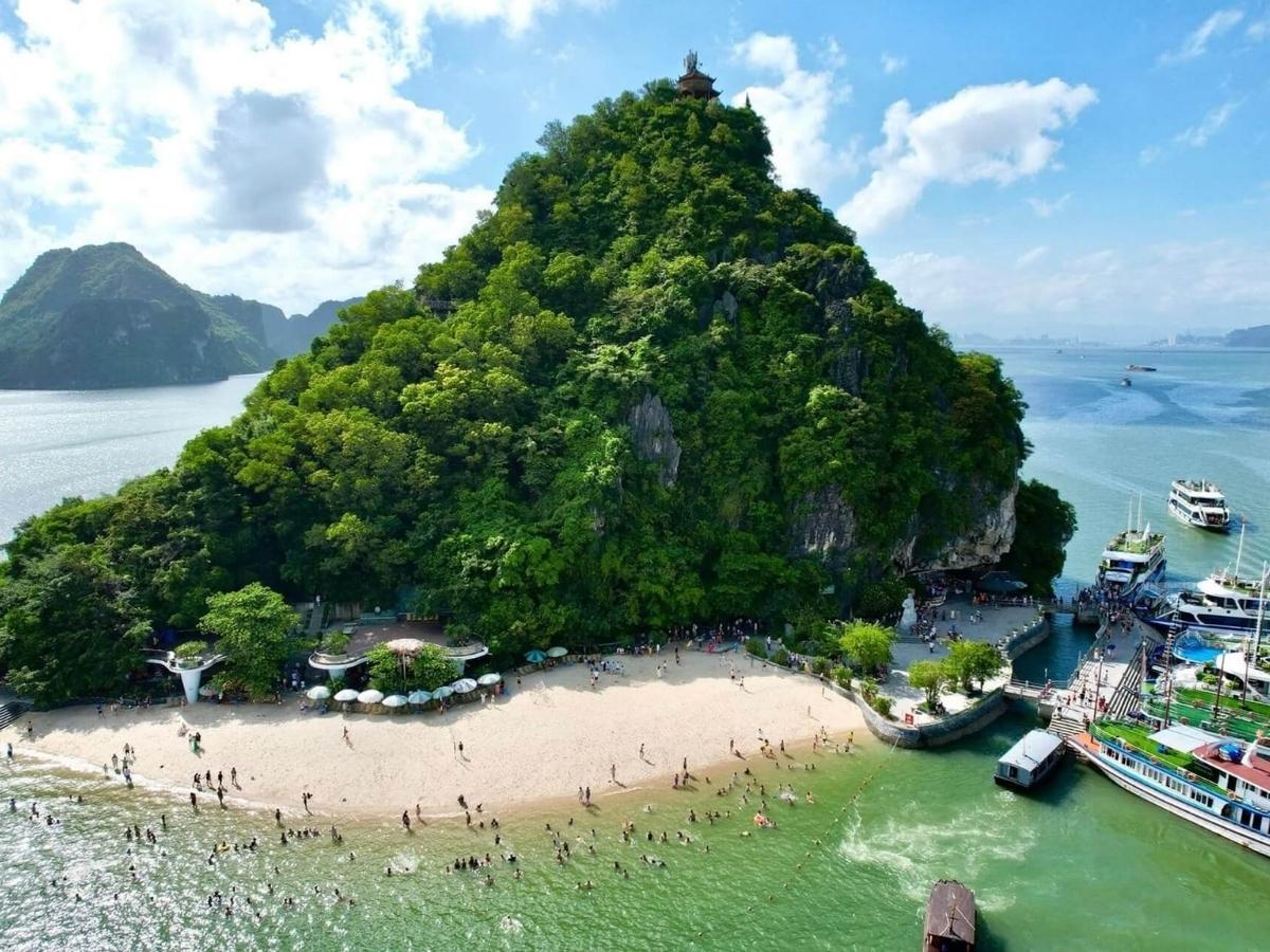 Đảo Ti Tốp là một trong những điểm chụp ảnh đẹp bên Vịnh Hạ Long nổi tiếng nhất khi tham quan vịnh.