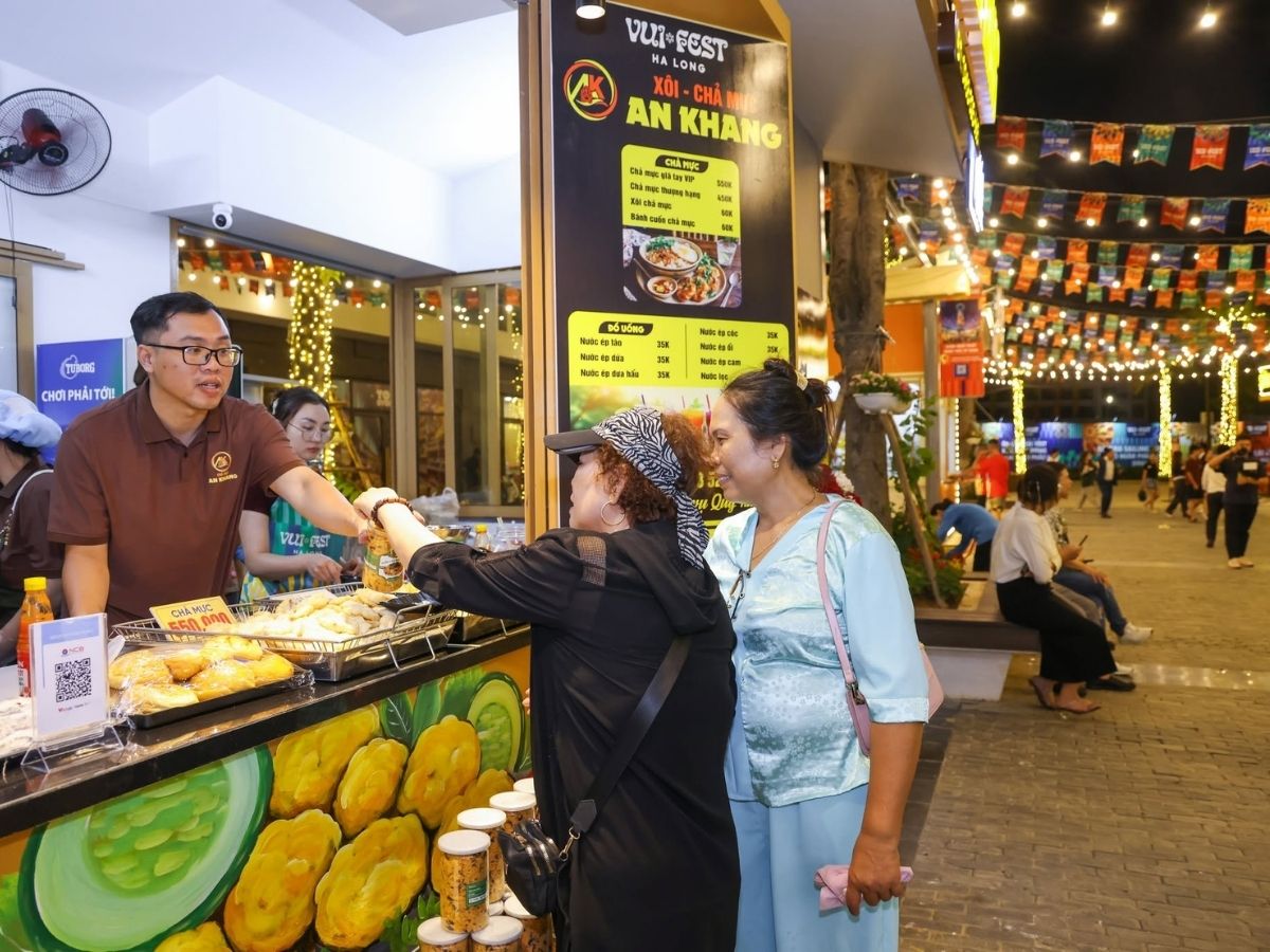 Nếu yêu thích không gian hiện đại và sôi động, VUI-Fest Ha Long là điểm chụp ảnh đẹp bên Vịnh Hạ Long không nên bỏ lỡ