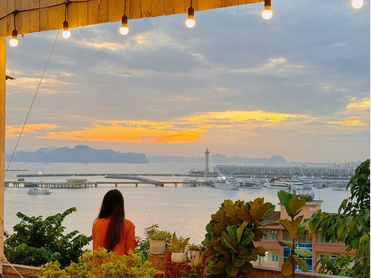 Đồi Ba Đèo là một trong những vị trí thuận lợi để ngắm sự thay đổi của ánh sáng trên vịnh Hạ Long