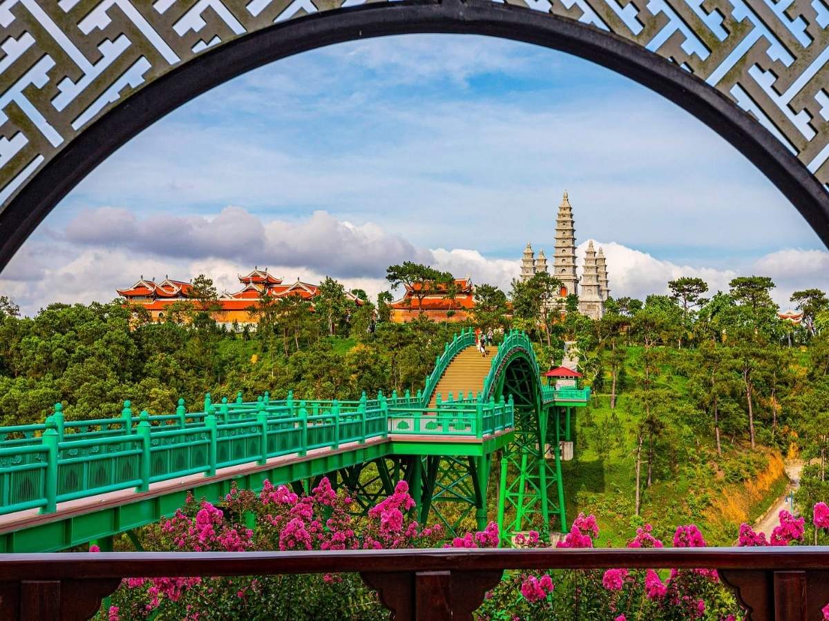 Du khách nên đến Sun World Ha Long vào cuối buổi chiều, sau đó di chuyển bằng Cáp treo Nữ Hoàng đến ga Mặt Trời trên đồi Ba Đèo
