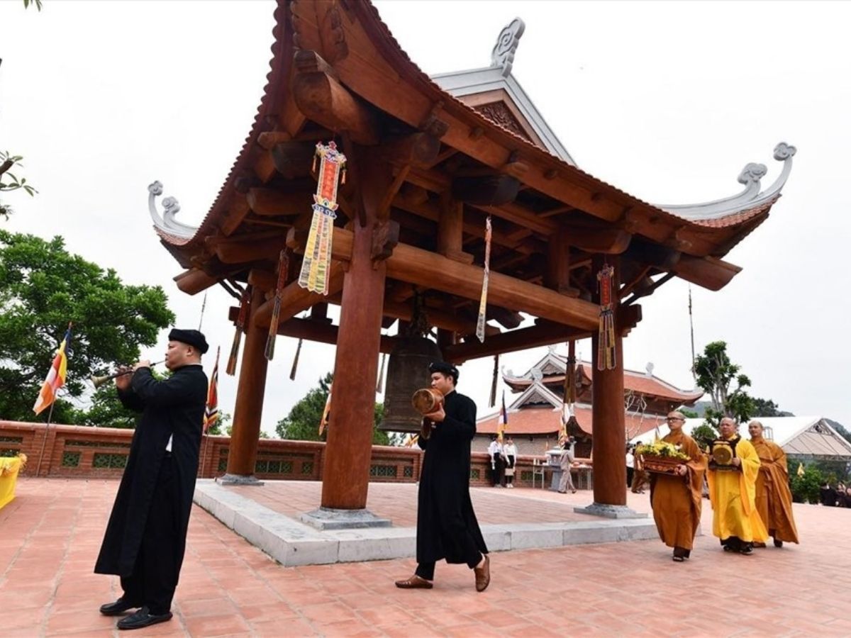 Đến Bảo Hải Linh Thông Tự Hạ Long, nhiều du khách dành thời gian dâng hương, lễ Phật và cầu mong sức khỏe, bình an cho bản thân và gia đình
