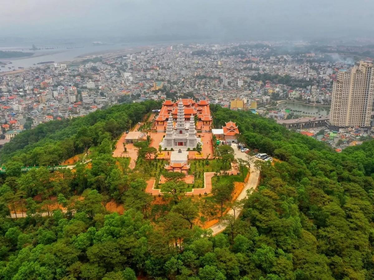Điểm nổi bật của ngôi chùa là hệ mái chồng diêm nhiều tầng, hệ thống cột và những chi tiết chạm khắc tinh xảo