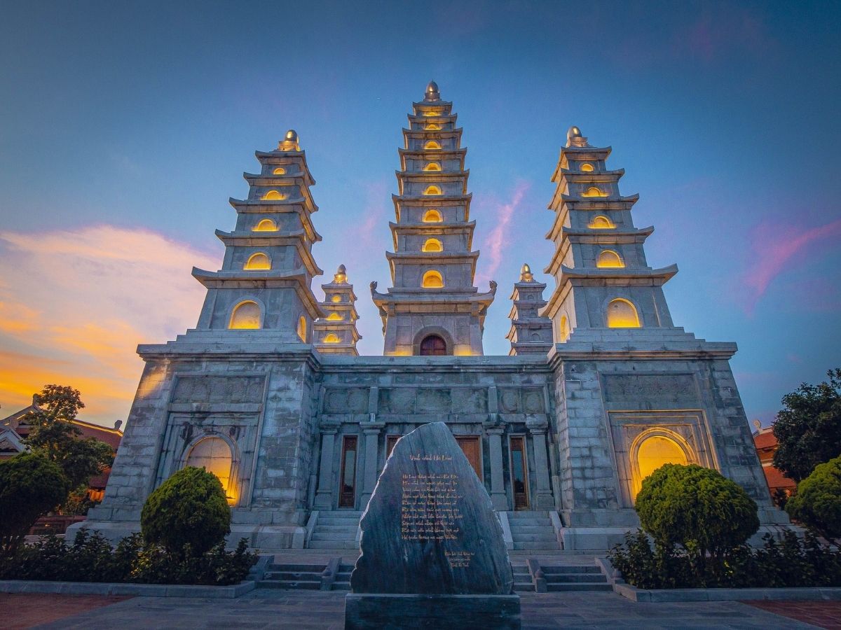 Bảo Hải Linh Thông Tự Hạ Long tọa lạc trên Đồi Mặt Trời thuộc quần thể Sun World Ha Long, phường Bãi Cháy, tỉnh Quảng Ninh