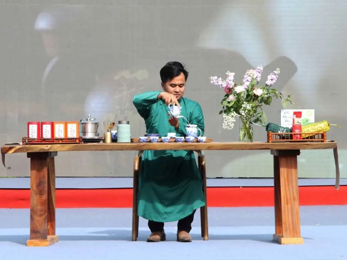 Bên cạnh hải sản, một số cơ sở còn phục vụ các món ăn và đồ uống mang hương vị trà