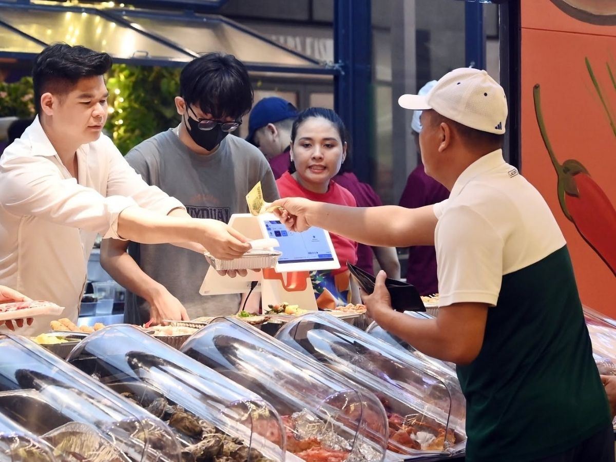 Du khách có thể thưởng thức nhiều món hải sản địa phương, khám phá gần 100 gian hàng ẩm thực, dạo bộ ven biển và hòa mình vào không khí lễ hội.