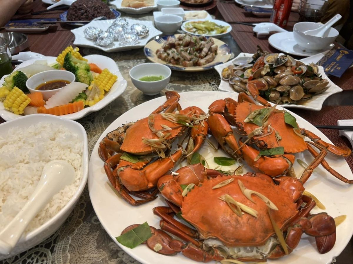 Điểm hấp dẫn của hải sản Quảng Ninh không chỉ nằm ở độ tươi ngon mà còn ở sự đa dạng trong cách chế biến.