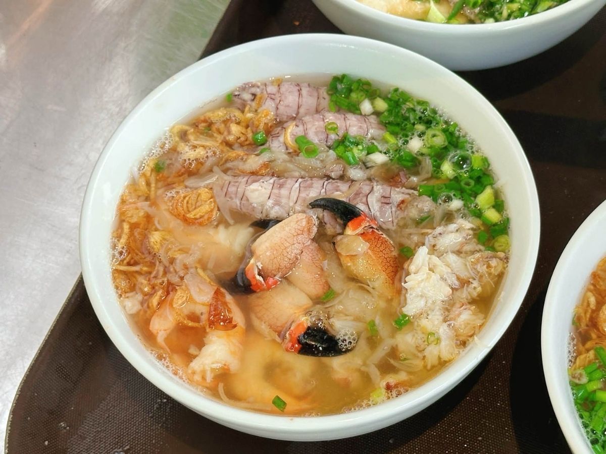 Phần thịt càng cù kỳ thường được dùng để nấu bún, tạo nên món ăn thanh nhẹ nhưng vẫn đậm vị biển