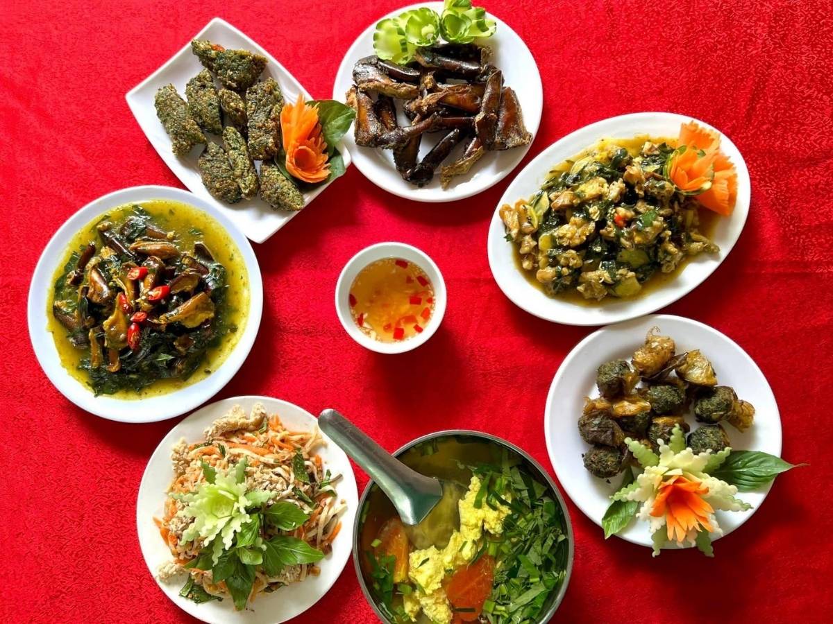 Sam biển là nguyên liệu đặc trưng, được người dân địa phương chế biến thành nhiều món ăn phong phú