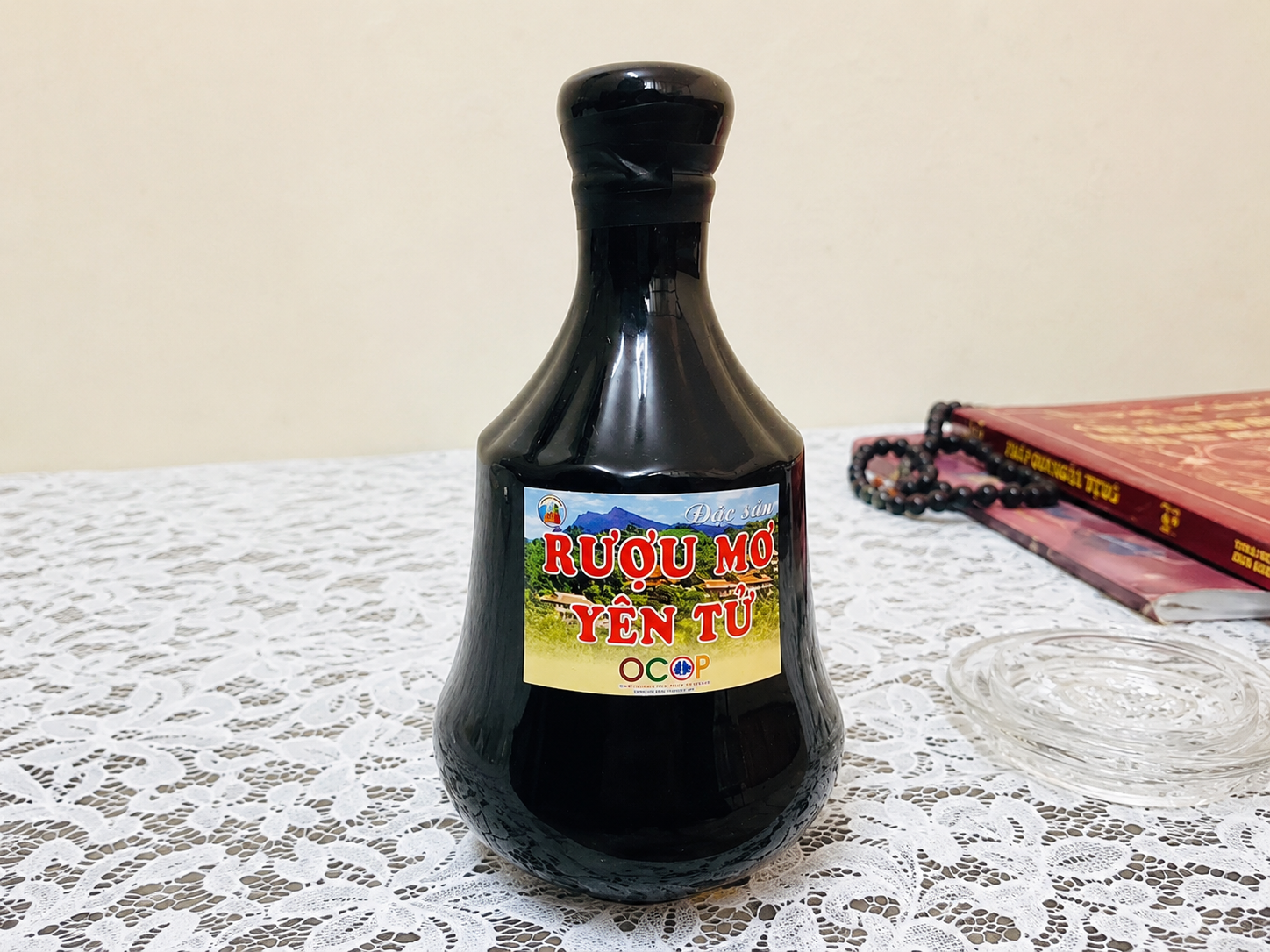 Rượu mơ Yên Tử được chế biến từ quả mơ, mang vị chua ngọt hài hòa và mùi thơm nhẹ 