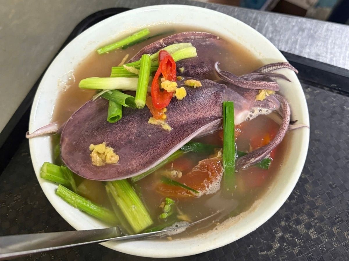 Buổi trưa là thời điểm phù hợp để dành nhiều thời gian hơn cho những món hải sản đặc trưng của Quảng Ninh 