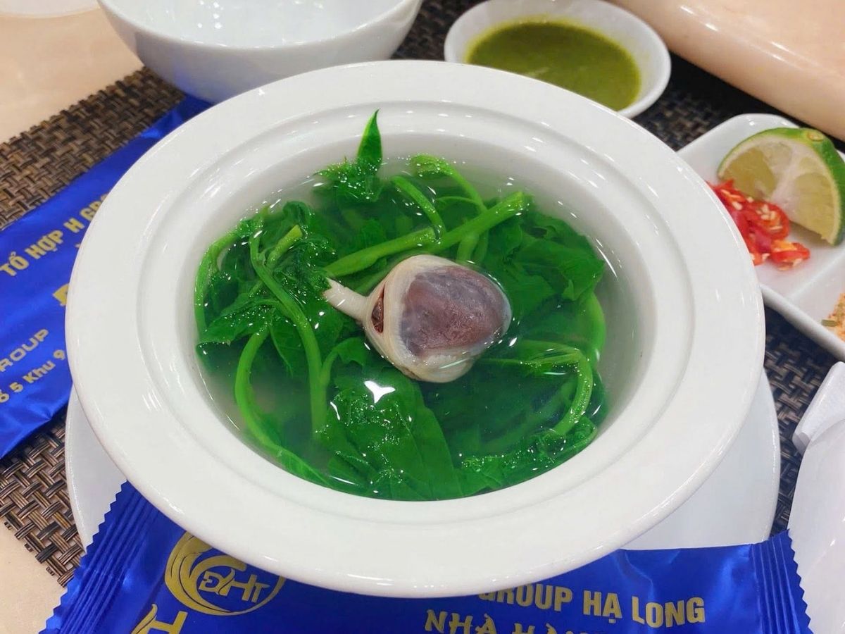 <em>Phần thịt ngán biển mềm, ngọt, mang mùi vị đặc trưng của vùng biển Quảng Ninh nên thường để lại ấn tượng rõ rệt ngay từ lần đầu thưởng thức