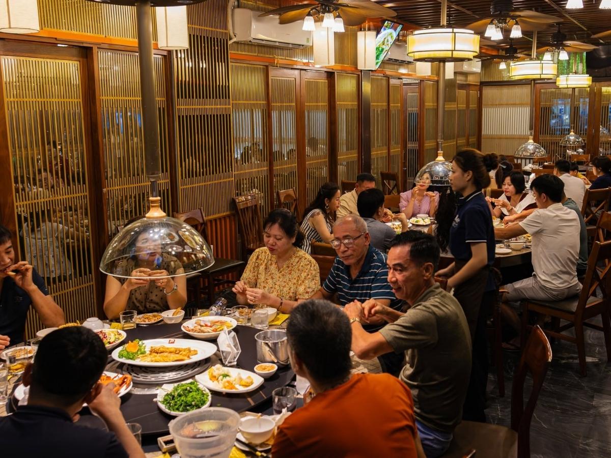 Nếu yêu thích hương vị tươi ngon của vùng biển, du khách có thể ưu tiên các nhà hàng hải sản với thực đơn phong phú