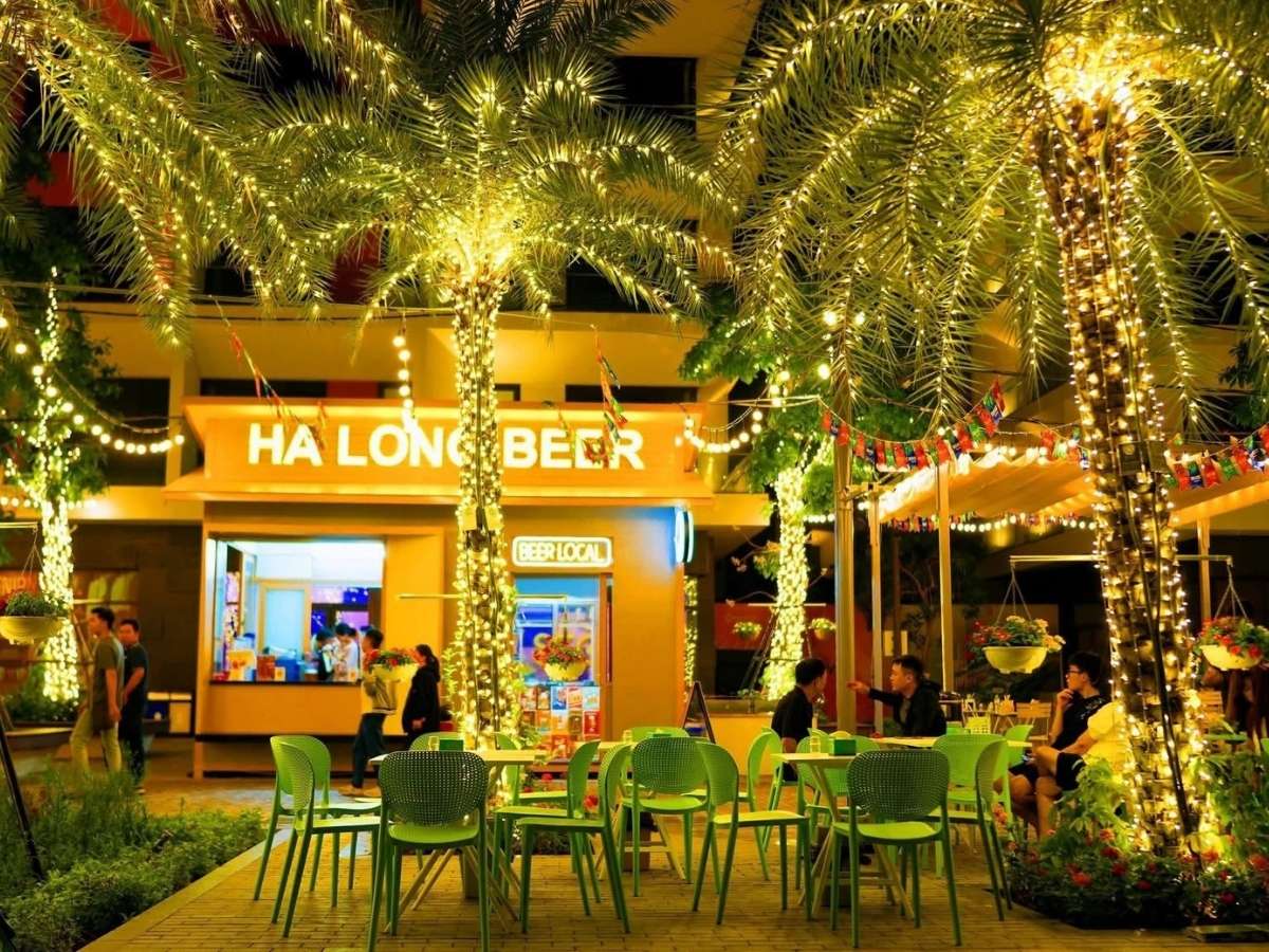 Không gian VUI-Fest Ha Long quy tụ các gian hàng ẩm thực, mua sắm, điểm chụp ảnh và hoạt động giải trí, phù hợp để dạo chơi đến tối muộn