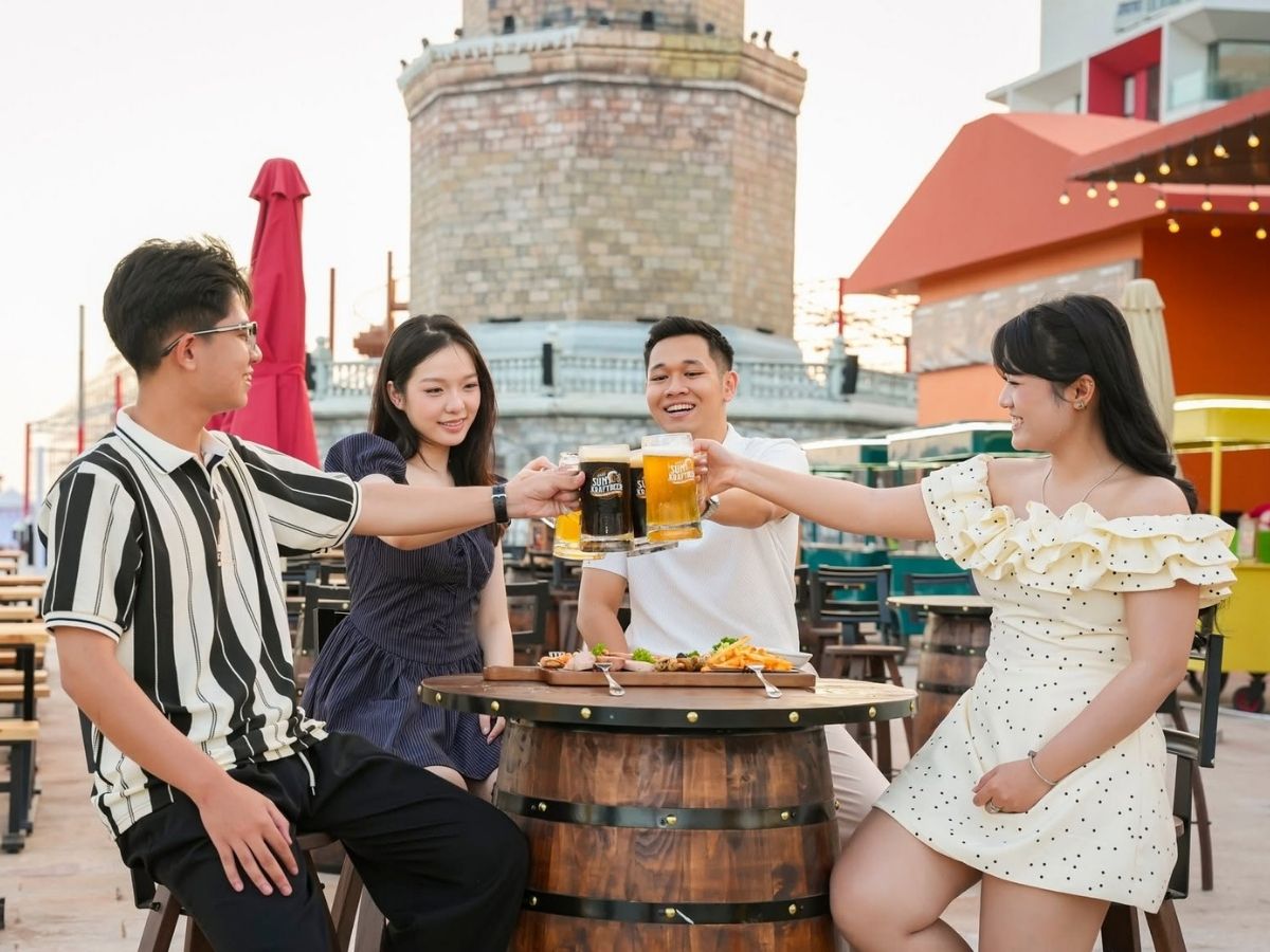 Sun Bavaria Ha Long được thiết kế theo phong cách nhà hàng bia lễ hội với không gian rộng, các dãy bàn dài và khu vực sân khấu trung tâm