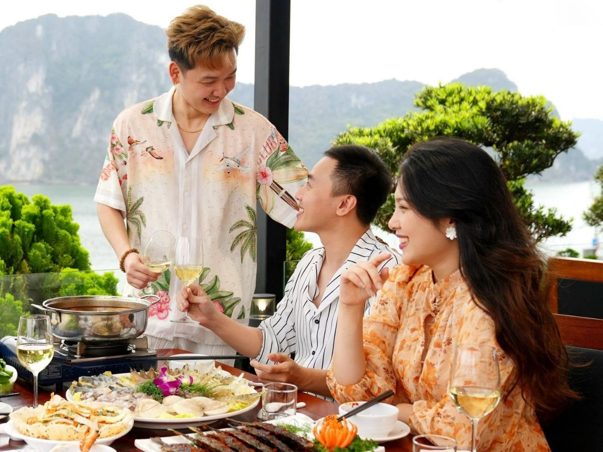 Nhà hàng Talata có nhiều tầng, khu vực ngoài trời và phòng riêng hướng biển, mang đến sự linh hoạt cho từng nhóm khách