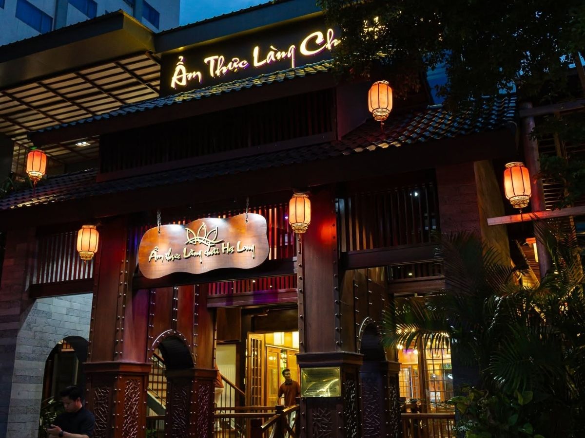Nhà hàng Ẩm Thực Làng Chài Hạ Long được xây dựng theo phong cách làng quê Việt Nam, kết hợp cây xanh và khu vực trưng bày hải sản