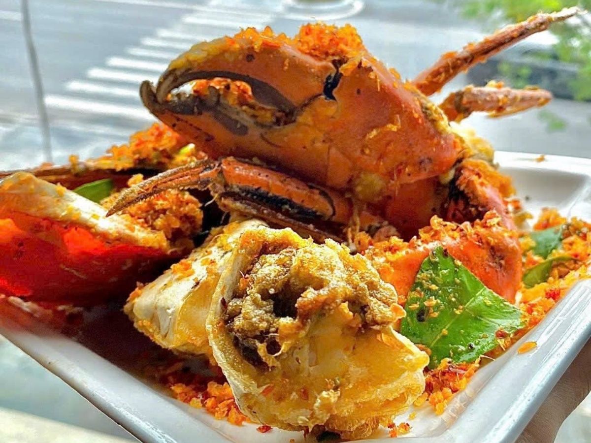 Lợi thế nằm bên bờ vịnh giúp Hạ Long sở hữu nguồn hải sản phong phú với nhiều loại tôm, cua, ghẹ, mực, hàu, ngao và các loại cá biển