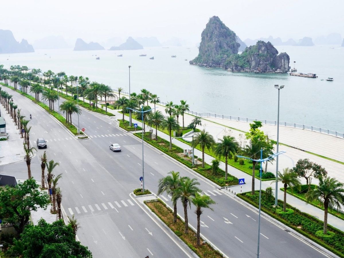 Cuối buổi chiều, không khí ven biển Bãi Cháy trở nên dễ chịu hơn, phù hợp để đi dạo, chụp ảnh và tận hưởng gió biển