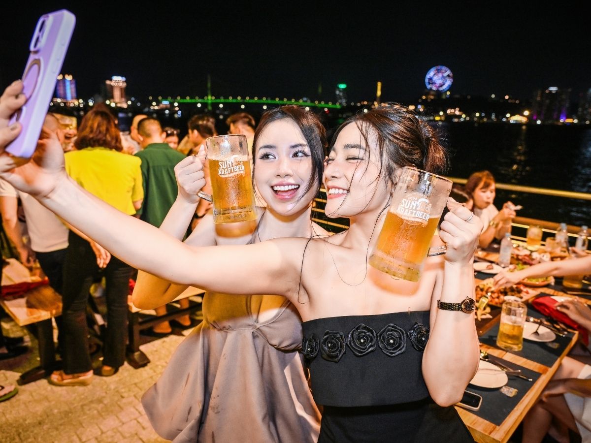 Khi thành phố lên đèn, hành trình sẽ trở nên sôi động hơn tại VUI-Fest Ha Long – tổ hợp giải trí, ẩm thực và mua sắm nằm bên bờ vịnh