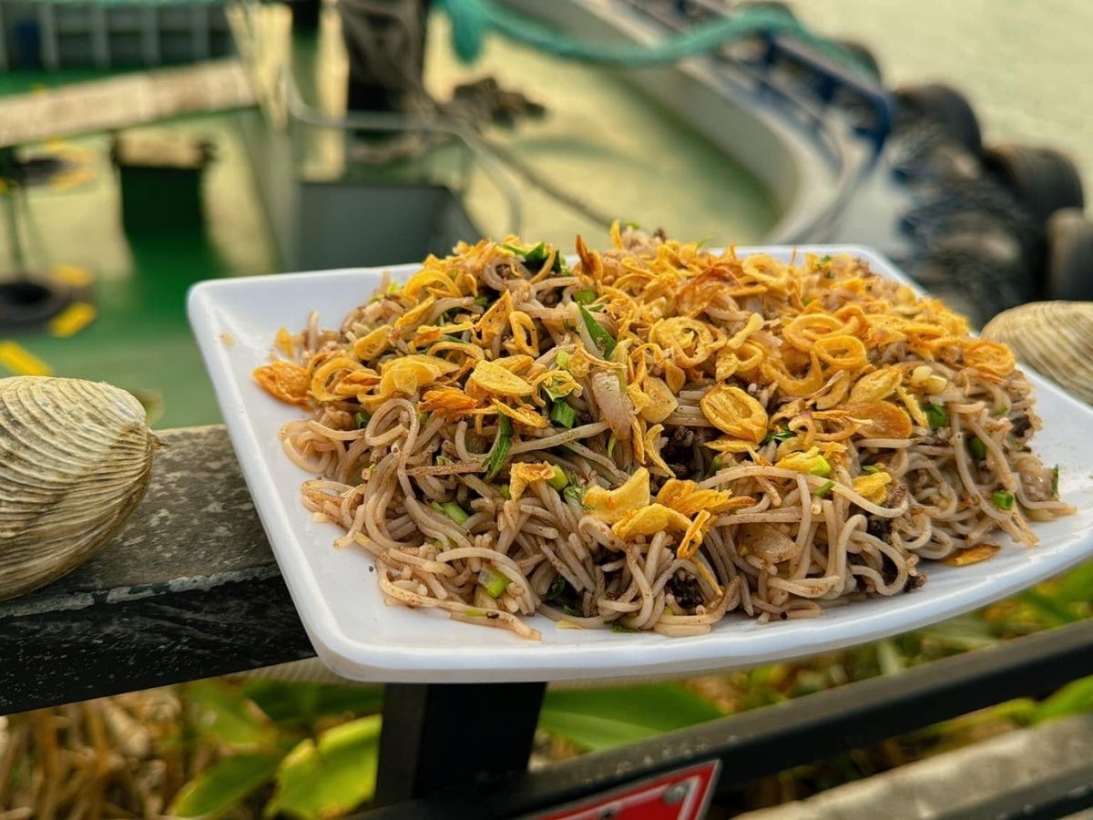 Một đĩa bún xào ngán thường được chế biến từ bún tươi, ngán, hành khô, rau răm cùng các loại gia vị vừa đủ