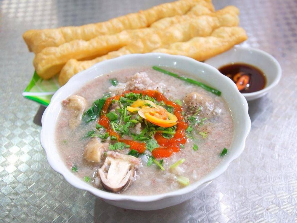 Khép lại danh sách 10+ món ăn sáng ở Hạ Long là cháo hà món ăn dân dã nhưng mang hương vị rất riêng của vùng biển Quảng Ninh