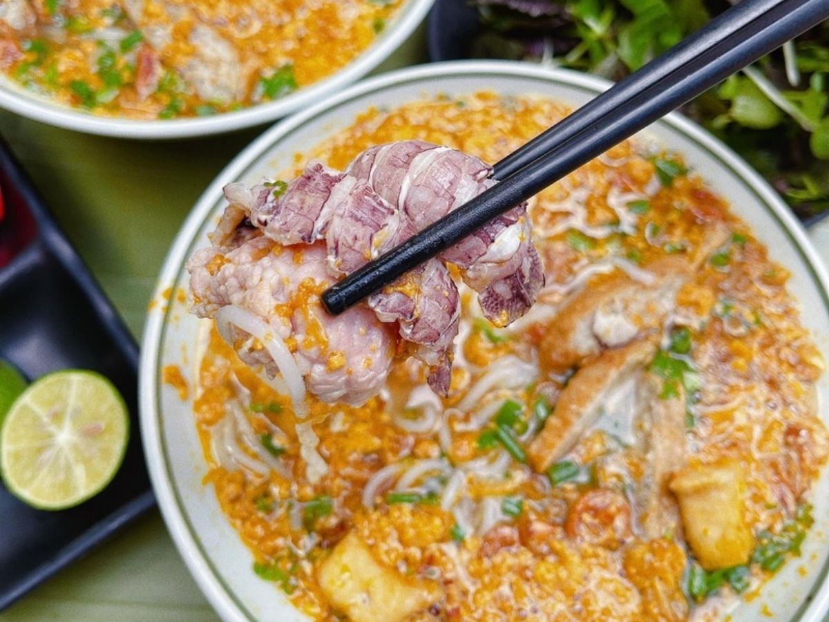 Bún bề bề là món ăn được yêu thích nhờ hương vị ngọt thanh từ hải sản tươi sống và phần topping đầy đặn