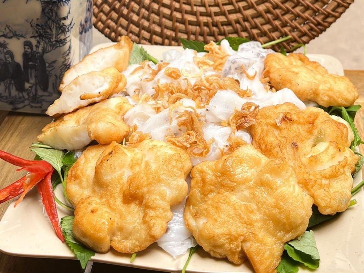 Nhắc đến 10+ món ăn sáng ở Hạ Long, bánh cuốn chả mực luôn là cái tên được nhiều du khách lựa chọn đầu tiên.