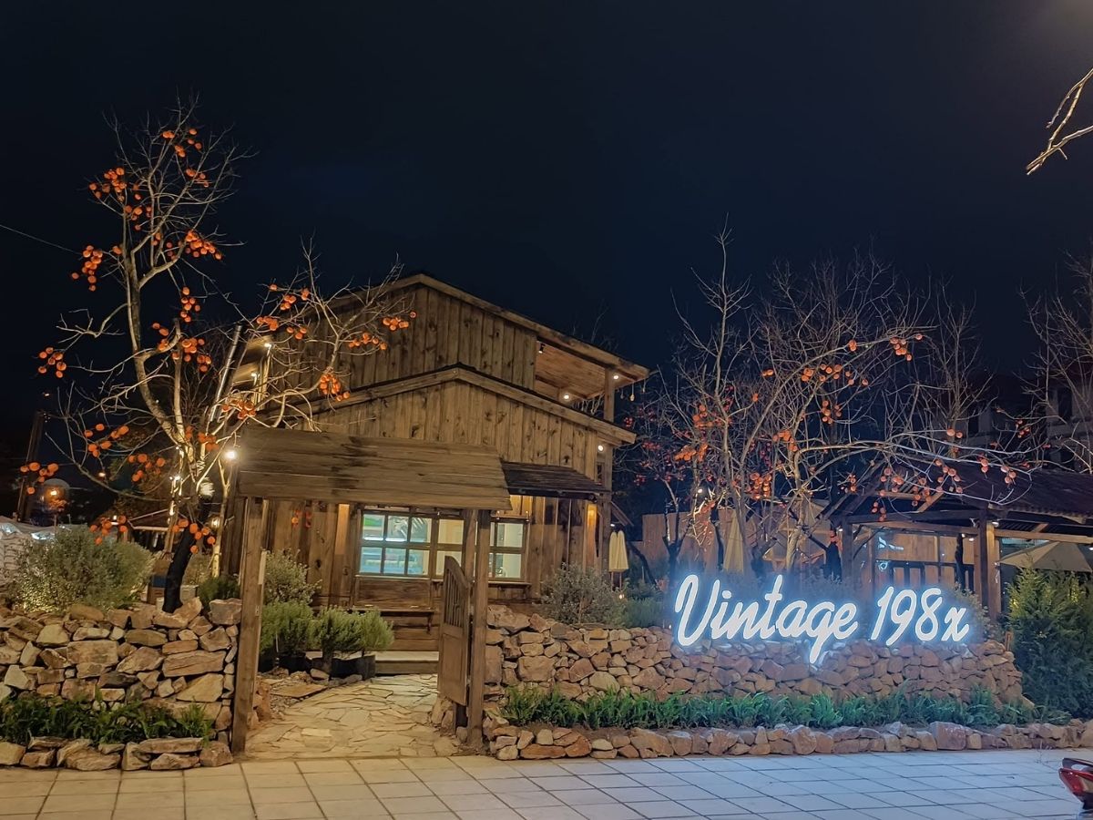 Vintage 198x là điểm dừng chân dành cho những ai yêu thích không gian phủ đầy cây xanh và phong cách hoài cổ