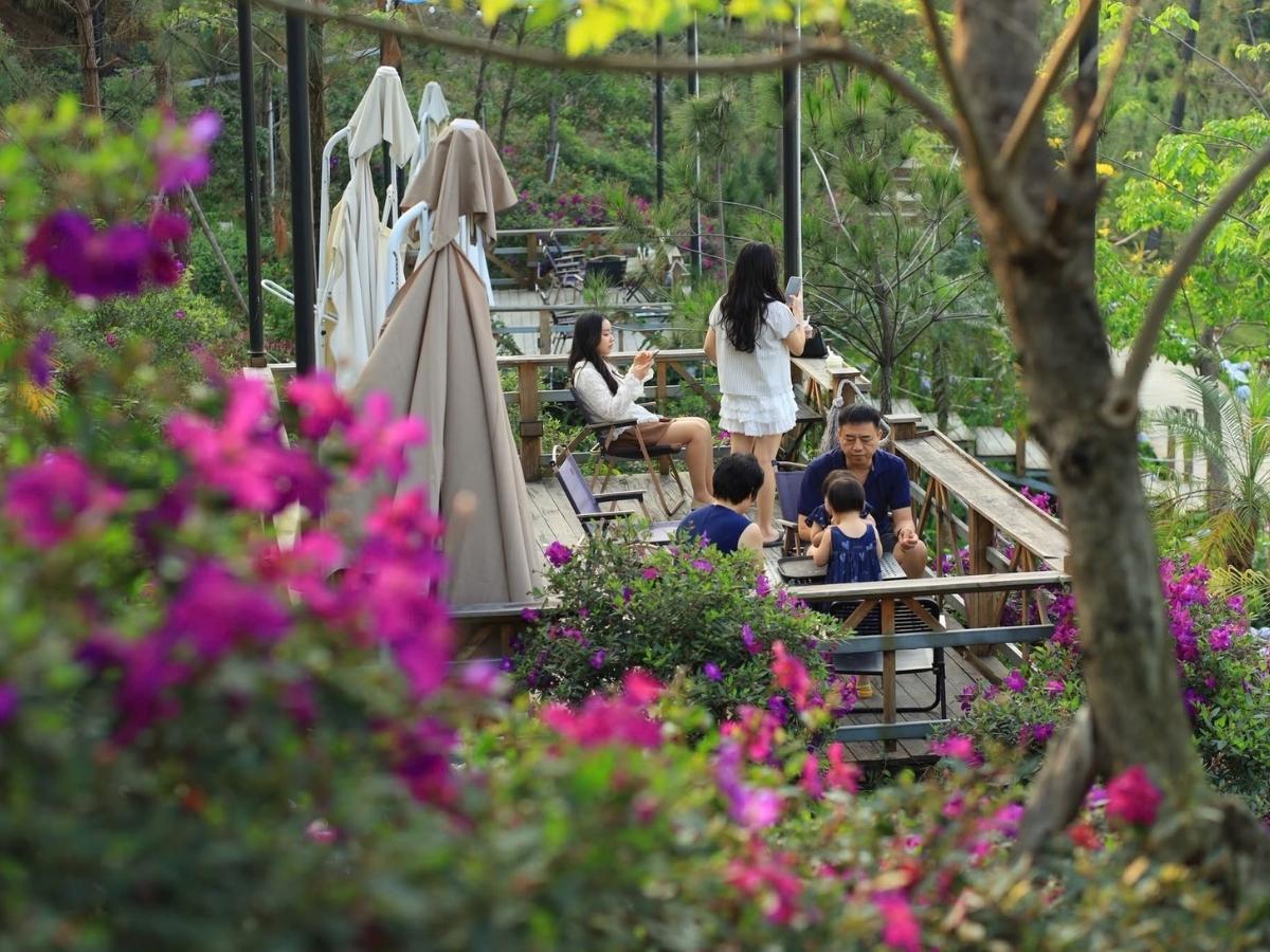 Nhắc đến top 10+ quán cafe đẹp ở Hạ Long, La Luna Coffee luôn là cái tên được nhiều du khách yêu thích