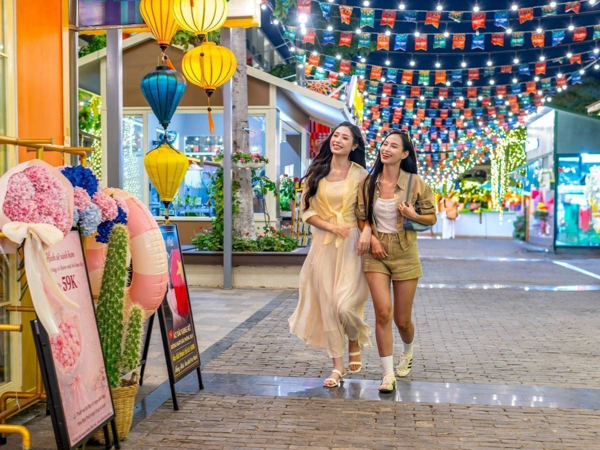 Khi thành phố lên đèn, hãy dành buổi tối khám phá VUI-Fest Ha Long tại Sun Porto Town, Sun Elite City.