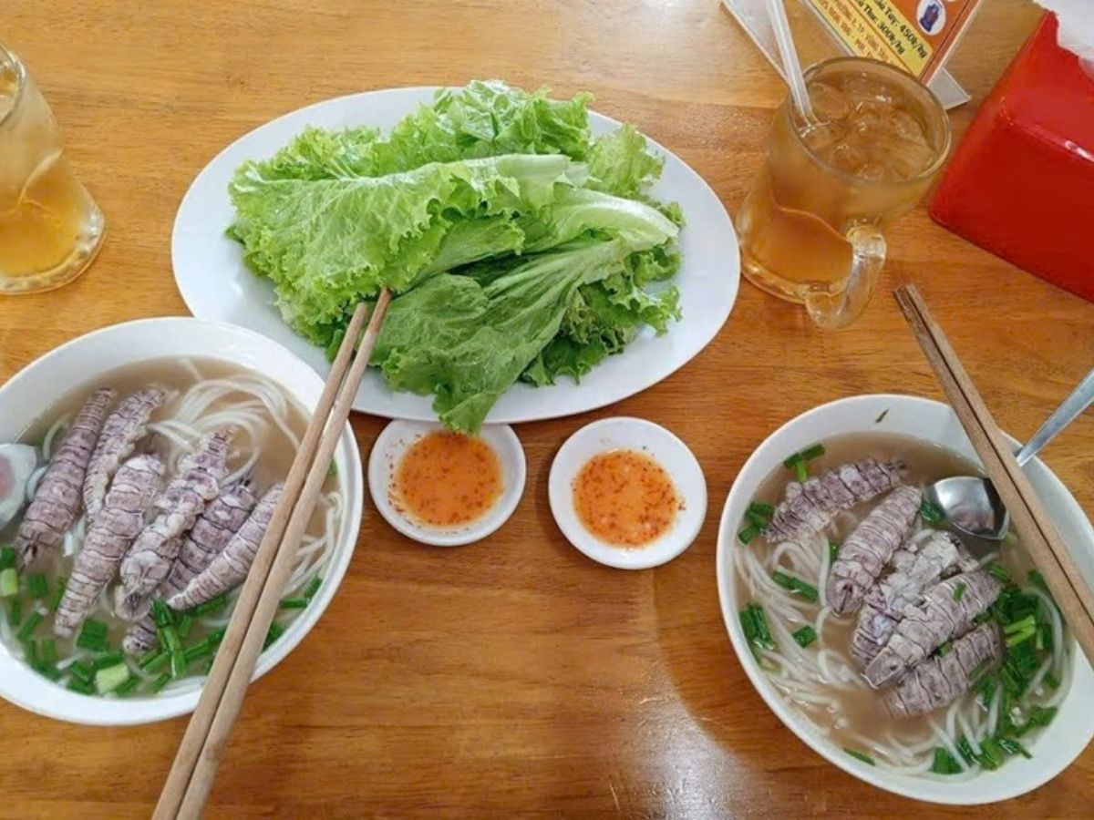 Ưu tiên những quán sử dụng bề bề tươi đánh bắt trong ngày, nước dùng trong, có vị ngọt tự nhiên từ hải sản và topping phong phú