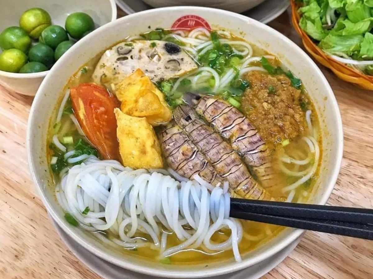 Một tô bún bề bề Hạ Long chuẩn vị không thể thiếu phần nước dùng trong, thanh và ngọt tự nhiên
