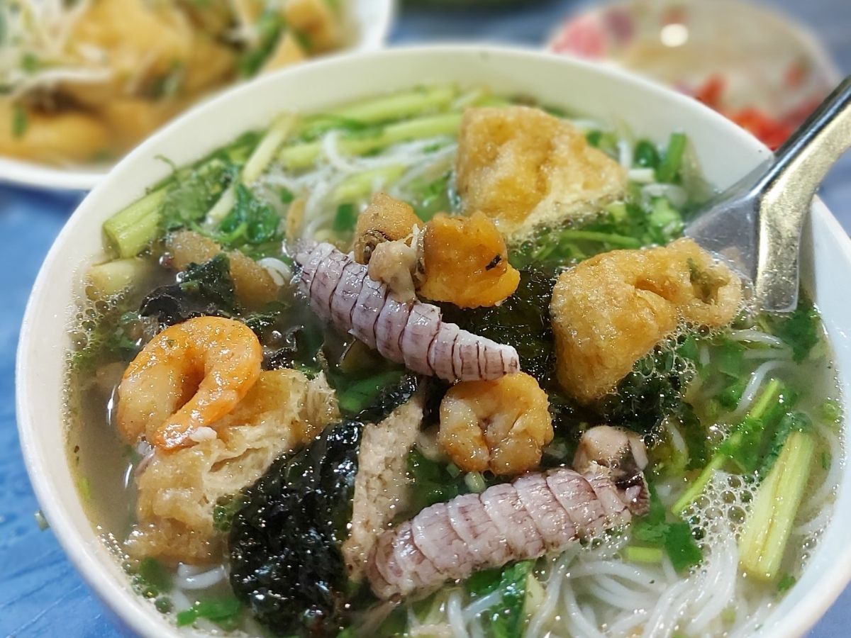 Hãy bắt đầu một ngày ở Hạ Long bằng tô bún bề bề Hạ Long nóng hổi tại các quán ăn địa phương
