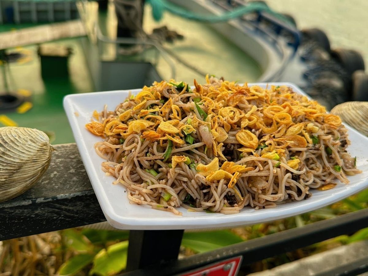 Bún xào ngán là món ăn mang hương vị đặc trưng của Hạ Long