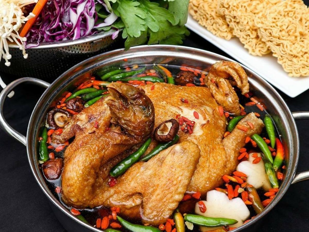 Gà đồi Liên Minh Hạ Long là món quà phù hợp dành cho người thân và bạn bè sau chuyến du lịch Quảng Ninh