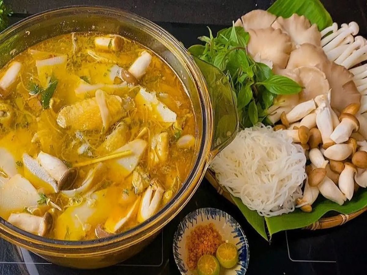 Lẩu gà đồi mang đến trải nghiệm ấm cúng và trọn vẹn cho những bữa ăn đông người.