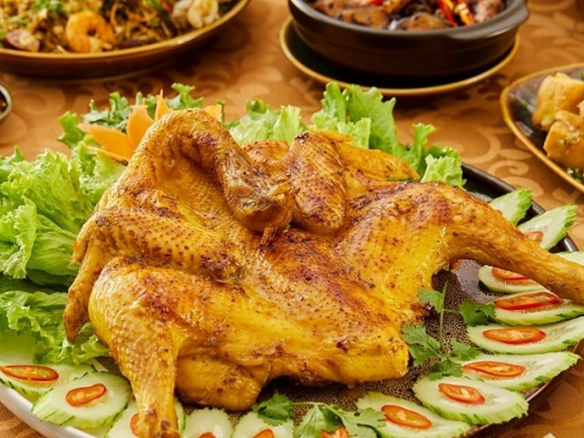 Gà Tiên Yên nướng hấp dẫn bởi lớp da vàng ruộm, thơm mùi than hoa và các loại gia vị tẩm ướp vừa phải