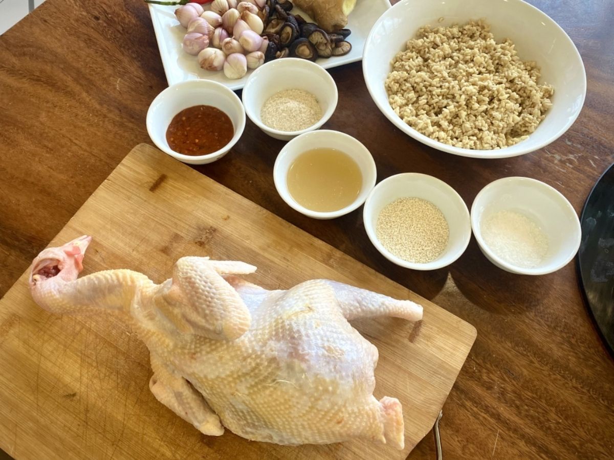 Nếu không có thời gian đến Tiên Yên, du khách vẫn có thể thưởng thức gà Tiên Yên Quảng Ninh tại nhiều nhà hàng uy tín ở Hạ Long.