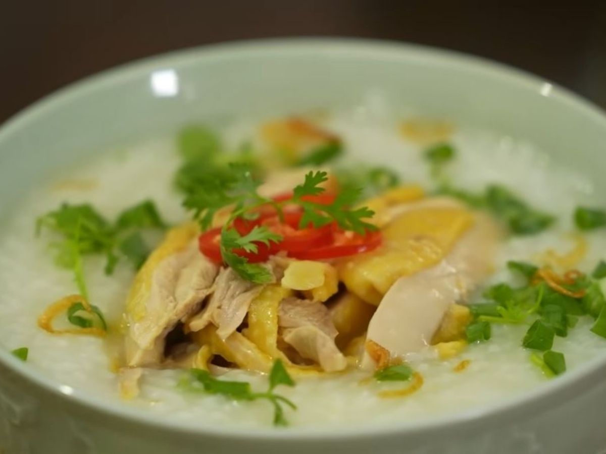 Cháo gà Tiên Yên gây ấn tượng với phần cháo nấu nhuyễn, thơm gạo và vị ngọt tự nhiên từ nước dùng.